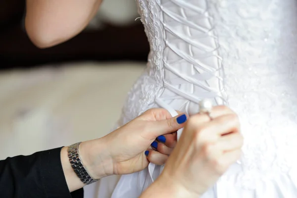 Preparação Manhã Noiva Mãos Mulher Atam Uma Fita Espartilho Vestido — Fotografia de Stock