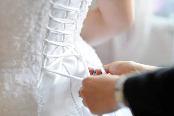 Preparação Manhã Noiva Mãos Mulher Atam Uma Fita Espartilho Vestido — Fotografia de Stock