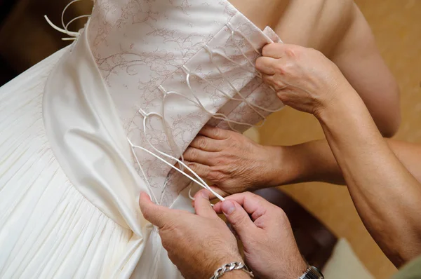 Morgenvorbereitung Der Braut Frauenhände Binden Eine Schleife Korsett Eines Brautkleides — Stockfoto