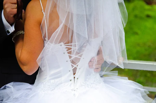 Nowożeńcy Uścisk Pocałunek Parku Dzień Ślubu Lecie — Zdjęcie stockowe
