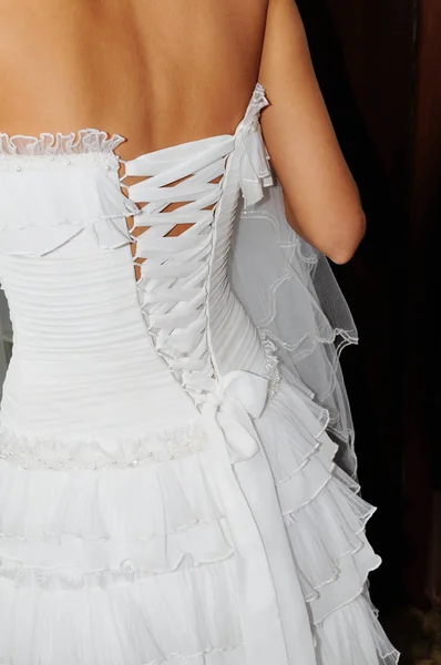 白いウェディング ドレスの花嫁 背面にひも — ストック写真