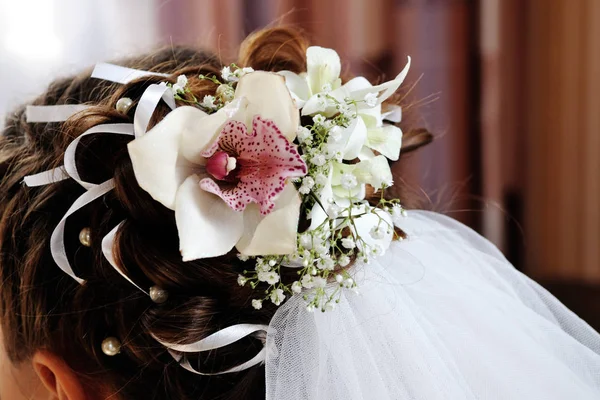 花嫁の朝の集まり スタイリストは 結婚式の花嫁を準備します 新鮮な花で飾られた髪型 — ストック写真