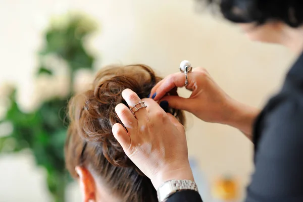 Reunião Matinal Noiva Estilista Prepara Noiva Para Casamento Estilo Cabelo — Fotografia de Stock