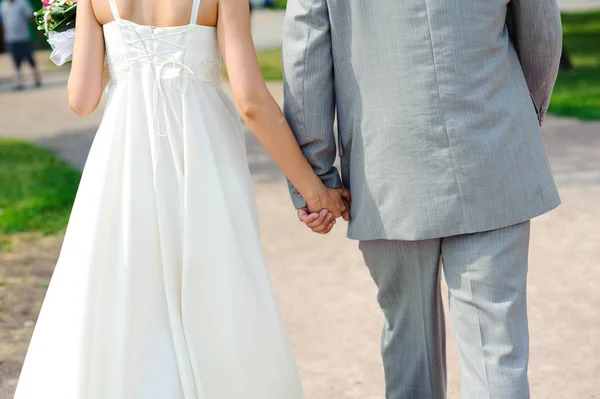 Gelin Damat Parkta Yürürken Ele Tutuşuyorlar Yazın Düğün Günü — Stok fotoğraf