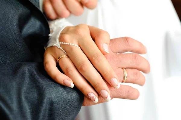 Mãos Recém Casados Com Anéis Casamento — Fotografia de Stock