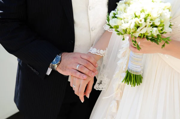 Noiva Noivo Dão Mãos Durante Caminhada Parque Dia Casamento Verão — Fotografia de Stock