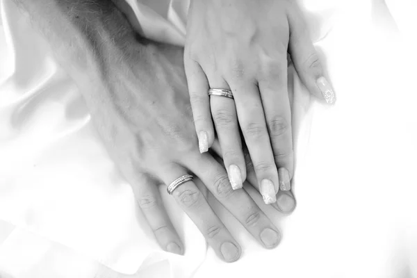 Mãos Recém Casados Com Alianças Casamento Preto Branco — Fotografia de Stock