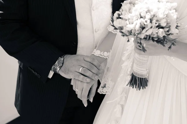 Noiva Noivo Dão Mãos Durante Caminhada Parque Dia Casamento Verão — Fotografia de Stock