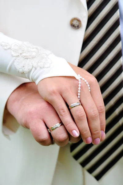 Mãos Recém Casados Com Anéis Casamento — Fotografia de Stock