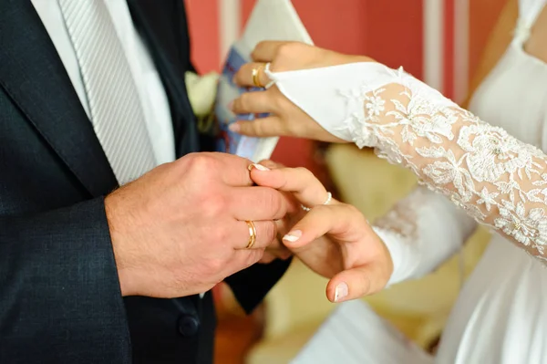 Mãos Recém Casados Com Anéis Casamento — Fotografia de Stock
