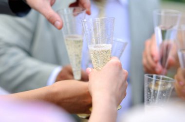 Düğün konukları şampanya içmek.