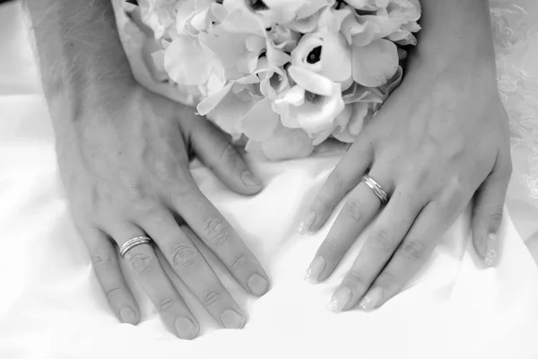 Mains Jeunes Mariés Avec Des Alliances Bouquet Mariée — Photo