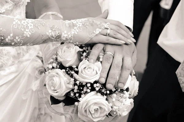 Mains Jeunes Mariés Avec Des Alliances Sur Bouquet Mariée Noir — Photo