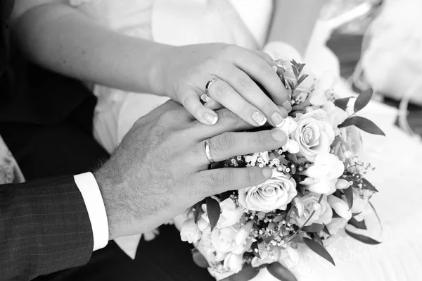 Kezében Egy Csokor Menyasszony Esküvő Gyűrűk Újak Fekete Fehér — Stock Fotó