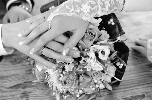 Hands Newlyweds Wedding Rings Bouquet Bride Black White — Stock Photo, Image