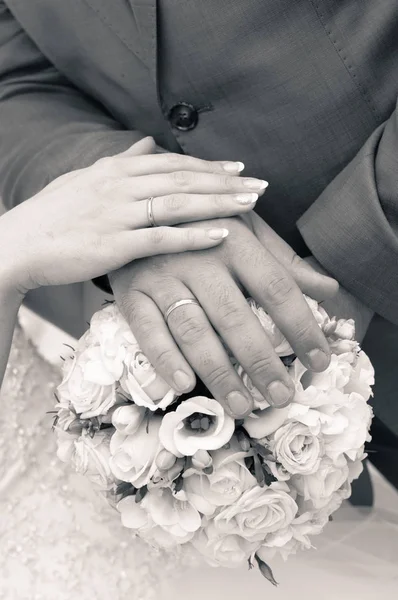 Mãos Recém Casados Com Alianças Casamento Buquê Noiva Preto Branco — Fotografia de Stock