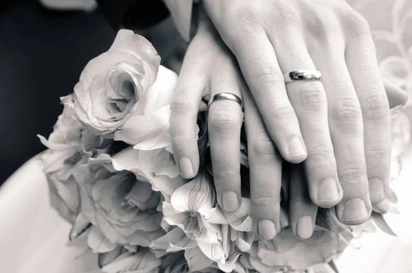 Kezében Egy Csokor Menyasszony Esküvő Gyűrűk Újak Fekete Fehér — Stock Fotó