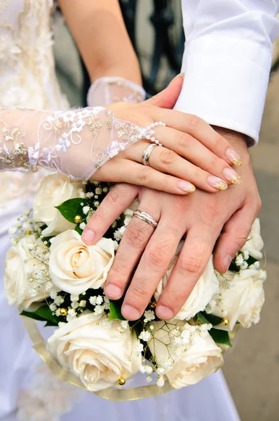 Mãos Recém Casados Com Anéis Casamento Buquê Noiva — Fotografia de Stock