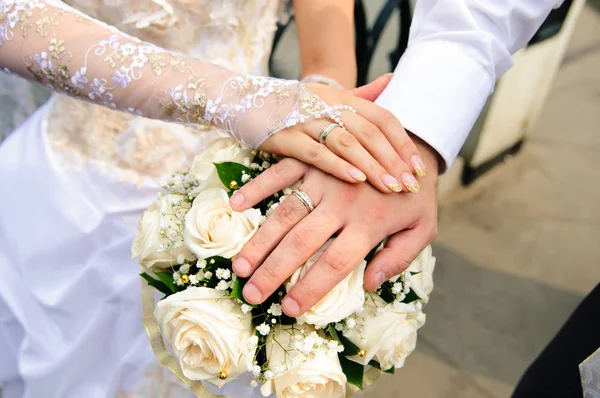 Mains Jeunes Mariés Avec Des Alliances Sur Bouquet Mariée — Photo