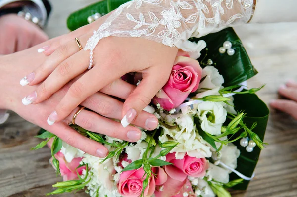 Kezében Egy Csokor Menyasszony Esküvő Gyűrűk Újak — Stock Fotó