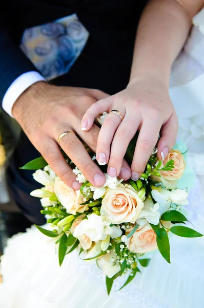 Mãos Recém Casados Com Anéis Casamento Buquê Noiva — Fotografia de Stock