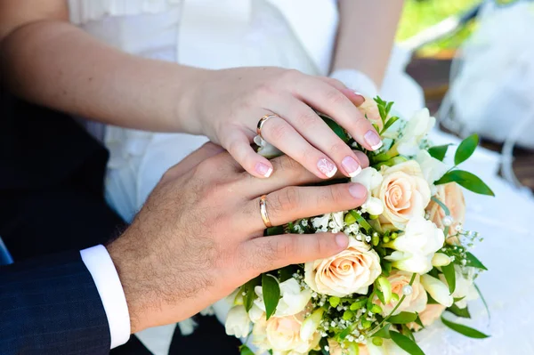 Mãos Recém Casados Com Anéis Casamento Buquê Noiva — Fotografia de Stock