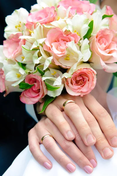 Rukou Novomanželů Snubní Prsteny Svatební Kytice — Stock fotografie