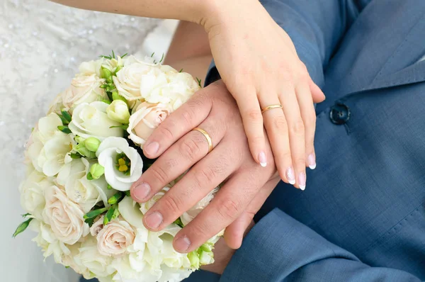 Mãos Recém Casados Com Anéis Casamento Buquê Noiva — Fotografia de Stock