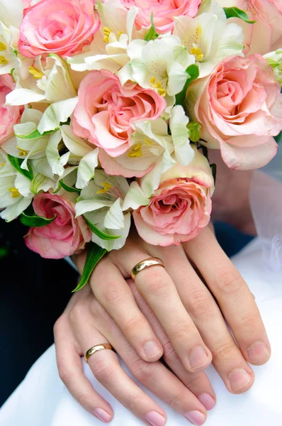 Mãos Recém Casados Com Anéis Casamento Buquê Noiva — Fotografia de Stock