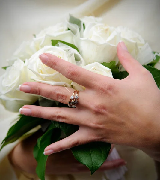 Hand Bruden Med Förlovningsring Bukett Vita Rosor — Stockfoto