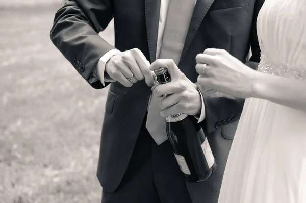 Düğün Konukları Şampanya Açmak — Stok fotoğraf