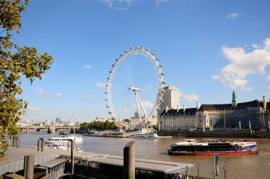 Londra - 30 Eylül 2015: London Eye. Thames ters bankadan görüntülemek.