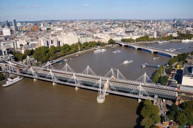 London Eye turistik cazibe tekerlek kabinin penceresinden Londra ve Thames Nehri üzerinde güzel panoramik manzarası.