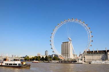 Londra - 30 Eylül 2015: London Eye. Thames ters bankadan görüntülemek.