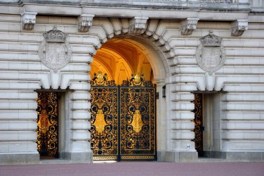 Buckingham Sarayı'na İngiltere kapısı. Buckingham Sarayı resmi konutu Kraliçe Elizabeth II olduğunu.