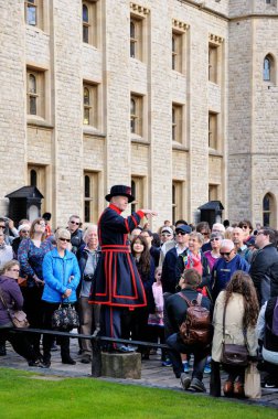 Londra - 30 Eylül 2015: Tower of London, gezi. Tur Rehberi ve turist bir grup.