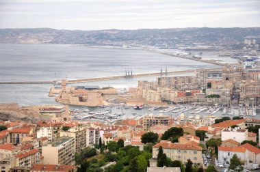Deniz kıyısında Şehir yükseklikten görüntüleyin. Yatlar için bir park yeri ile bir koy. Kargo liman gemi ve kayalar içinde belgili tanımlık geçmiş olan.