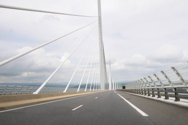 Millau Viyadüğü. Hareket halindeki arabadan görüntülemek.
