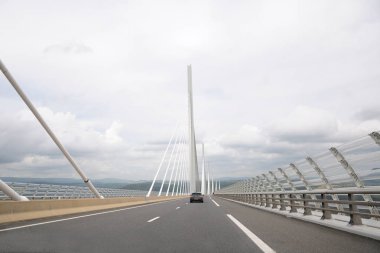 Millau Viyadüğü. Hareket halindeki arabadan görüntülemek.