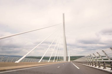 Millau Viyadüğü. Hareket halindeki arabadan görüntülemek.