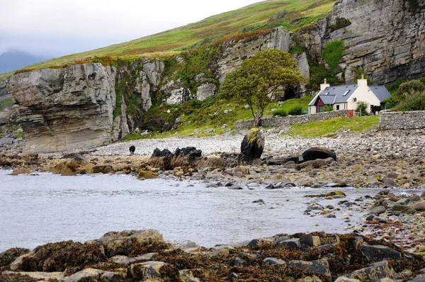 Maison Fond Une Falaise Sur Une Plage Galets — Photo