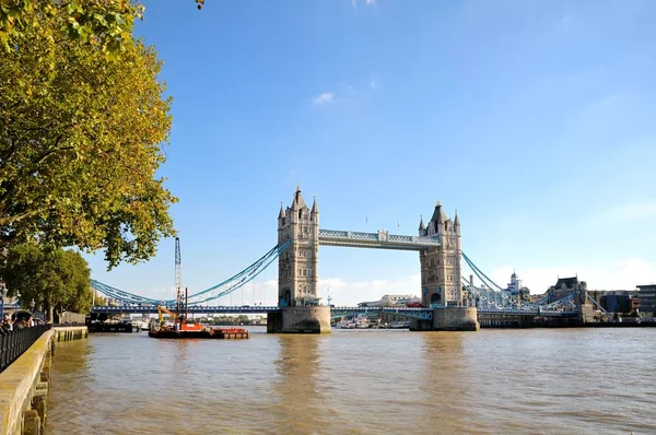 Tower Bridge London Großbritannien Sonniger Tag Blauer Himmel — Stockfoto
