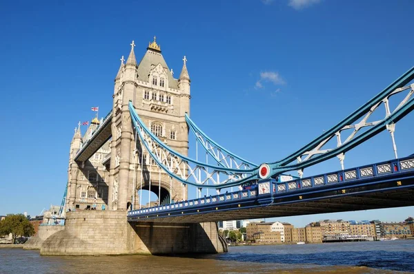 Tower Bridge London Großbritannien Sonniger Tag Blauer Himmel — Stockfoto