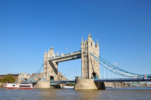 Tower Bridge London Großbritannien Sonniger Tag Blauer Himmel — Stockfoto