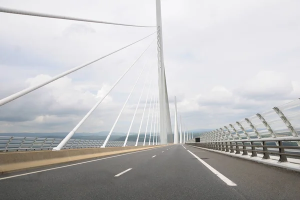 Millau Viaduct입니다 차에서 스톡 이미지