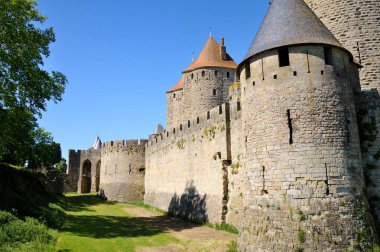 Güçlü duvarlar ve Carcassonne, Languedoc-Roussillon, Fransa ortaçağ şehir koruma kuleleri.