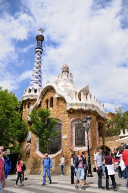 Barcelona, İspanya - 25 Mayıs 2014: Gingerbread ev, Bina girişinde Park Guell Barcelona modernist. Antoni Gaudi tarafından tasarlanmıştır.