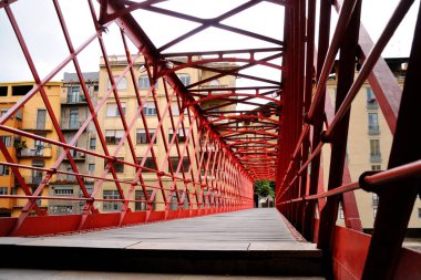 Kırmızı demir köprü veya Girona Eyfel Köprüsü (Pont de les Peixateries velles, 1877), Girona, Katalonya, İspanya.