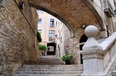 Girona eski şehir. Pujada de Sant Domenec merdiven ve kemer Agullana Sarayı, Catalonia, İspanya.