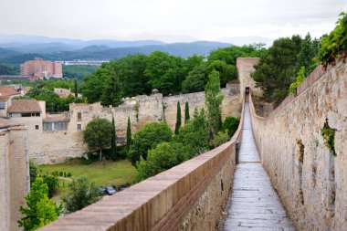 Eski ortaçağ yaya sınır duvar. Girona, İspanya.